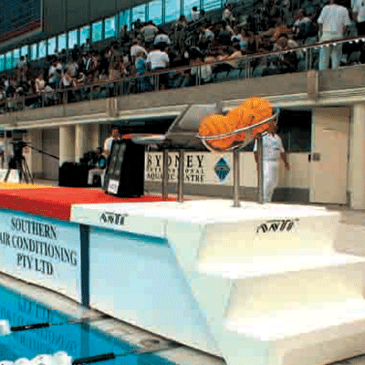 Passerelle de water-polo en bord de piscine